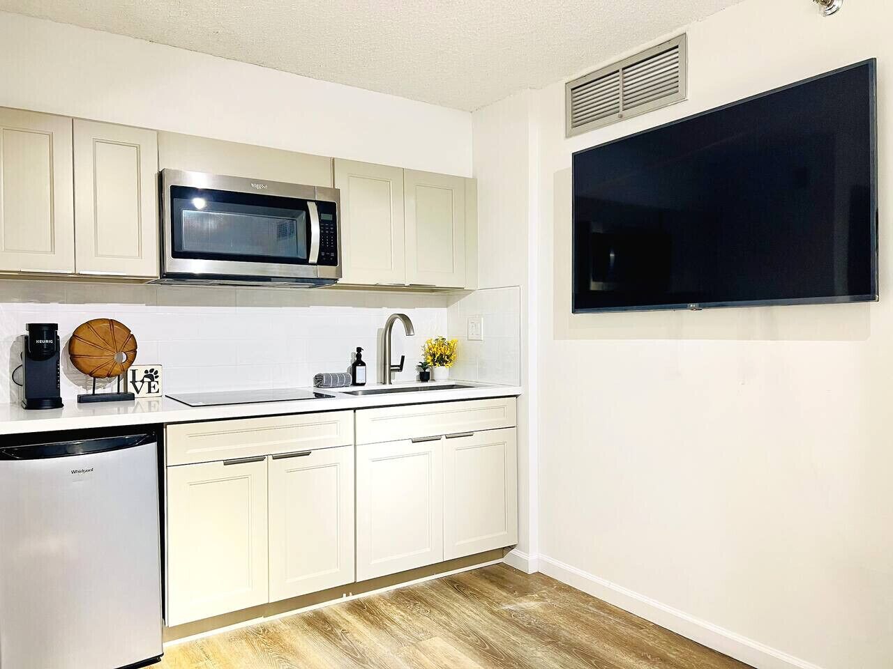 Micro-ondes, plaque de cuisson, cafetière/bouilloire, grille-pain