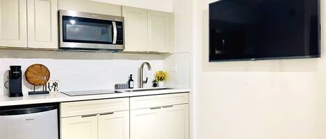 Micro-ondes, plaque de cuisson, cafetière/bouilloire, grille-pain