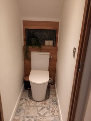Douche, sèche-cheveux, serviettes fournies, papier toilette