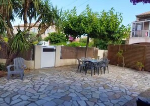 Outdoor dining - Garden level apartment with beautiful terrace, quiet area ideally located (Hyères)