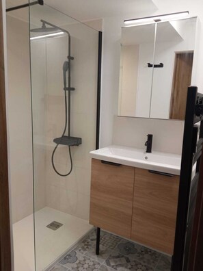 Dusche, Haartrockner, Handtücher, Toilettenpapier