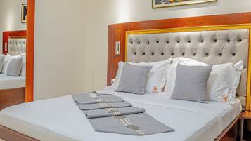 In-room safe, laptop workspace, blackout drapes, iron/ironing board