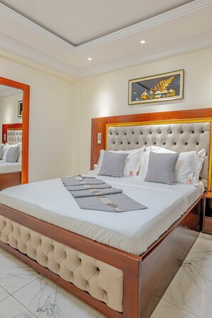 Dobbeltrom – executive, byutsikt | Safe på rommet, skrivebord for bærbar PC og blendingsgardiner