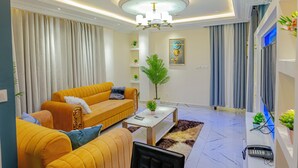 Suite – comfort, balkong, byutsikt | Oppholdsområde