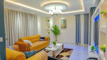 Suite Confort, balcón, vista a la ciudad | Área de sala de estar