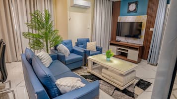 Executive Suite, Balcony, City View | Living area