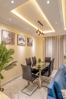 Suite ejecutiva, balcón, vistas a la ciudad | Comedor