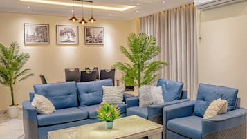 Suite ejecutiva, balcón, vista a la ciudad | Área de sala de estar