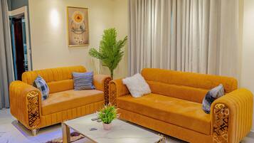 Suite Confort, balcón, vistas a la ciudad | Zona de estar