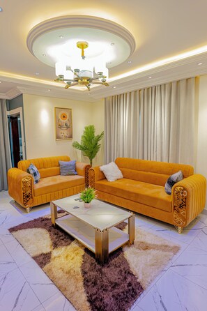 Suite – comfort, balkong, byutsikt | Oppholdsområde