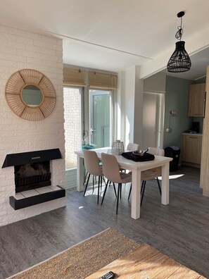 Dining - Detached villa for 5/6 persons, 3 bedrooms, 2 bathrooms, dog welcome, Brouwershaven (Brouwershaven)