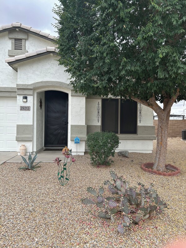 Exterior detail - 4-bedroom house in beautiful San Tan Valley with Johnson ranch amenities (San Tan Valley)