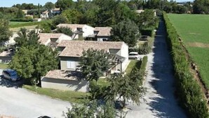 Un quartier résidentiel avec des maisons, une rue étroite et une rivière.
