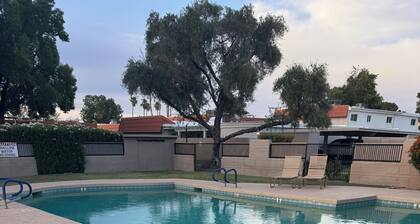 3-Bedroom Modern Townhome in welcoming Old Town Scottsdale with Pool, AC