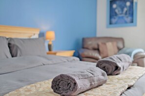 2 bedrooms, iron/ironing board, WiFi