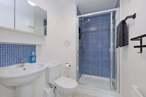 Shower, hair dryer, towels, soap - Luxury 2 Bedroom Harbour Apartment With Panoramic Ship Views (Aberdeen)