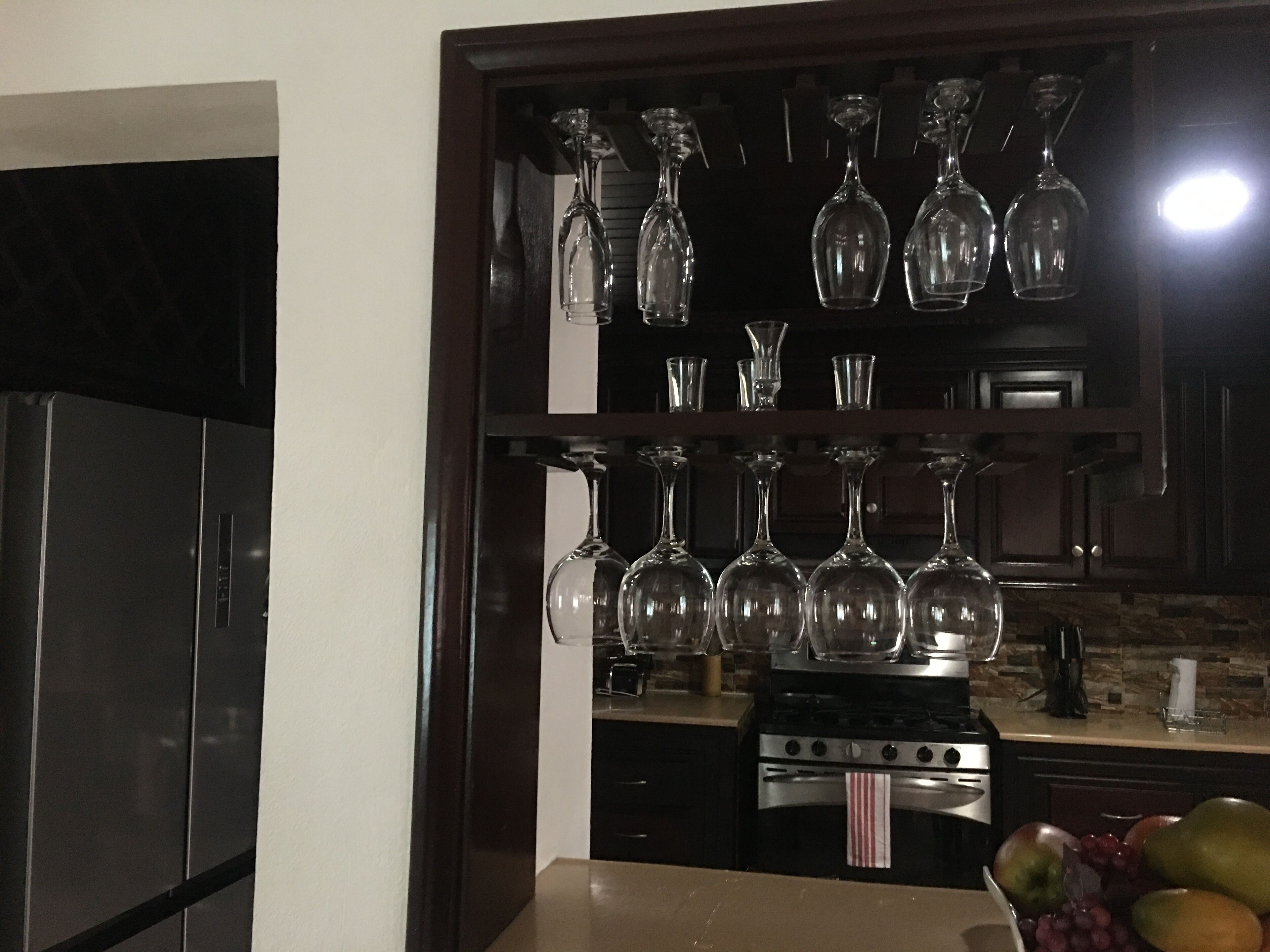 Ugn, spishäll, diskmaskin och kaffe- och tebryggare