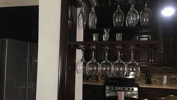 Forn, placa de cuina, rentaplats i cafetera i tetera