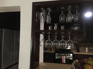 Horno, parrilla de estufa, lavavajillas y cafetera y tetera