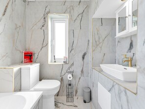 Shower, hair dryer, towels - Pass the Keys | Bosun's Loft - Superb Views! (Rye)