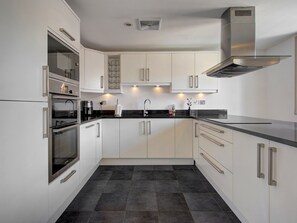 Kjøleskap, mikrobølgeovn, ovn og oppvaskmaskin