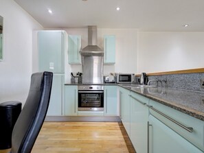 ثلاجة، ميكروويف، فرن، غسالة أطباق