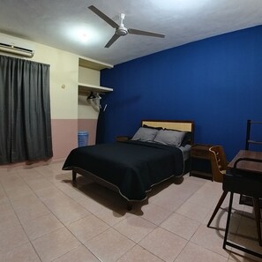 Tabla de planchar con plancha, wifi gratis y ropa de cama