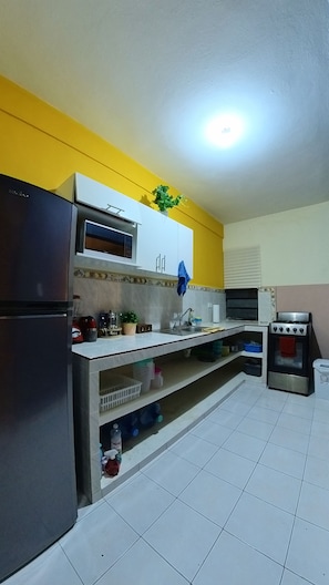 Geladeira, micro-ondas, fogão, cooktop