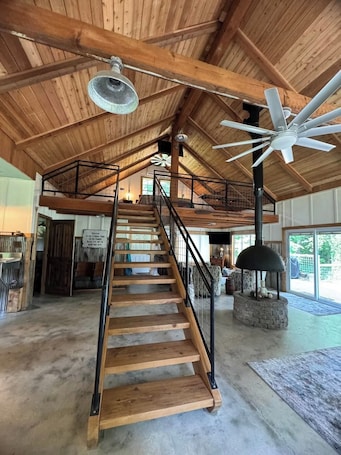 Intérieur. Romantic couples retreat 100 feet from Current River, Doniphan, MO