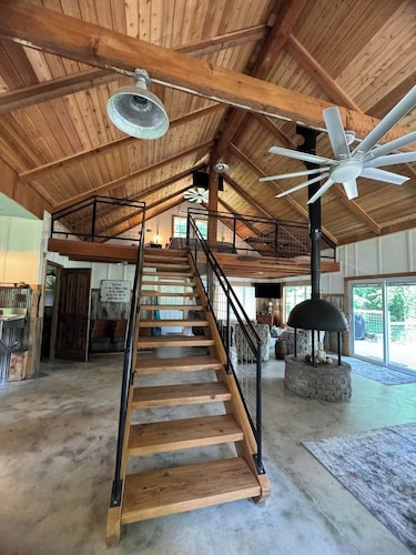 Romantic couples retreat 100 feet from Current River, Doniphan, MO