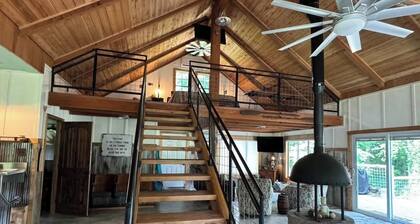 Romantic couples retreat 100 feet from Current River, Doniphan, MO