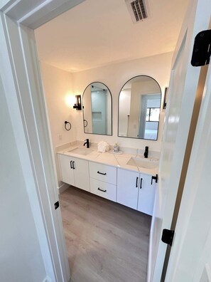 Dusche, Haartrockner, Handtücher, Seife