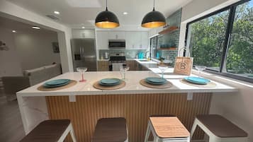 Fridge, microwave, stovetop, dishwasher
