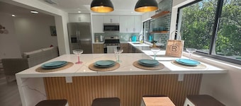 Spacious 4BR/3BA Beach House with Bikes, Beach Bikes and More