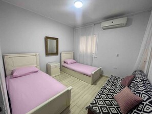 2 chambres, fer et planche à repasser, Wi-Fi, draps fournis