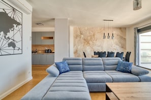 Apartamento de lujo, vistas al mar | Zona de estar | Televisión LCD de 45 pulgadas con canales por satélite