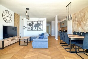 Appartement Luxe, vue mer | Coin séjour | Télévision LCD de 45 pouces avec chaßnes par satellite