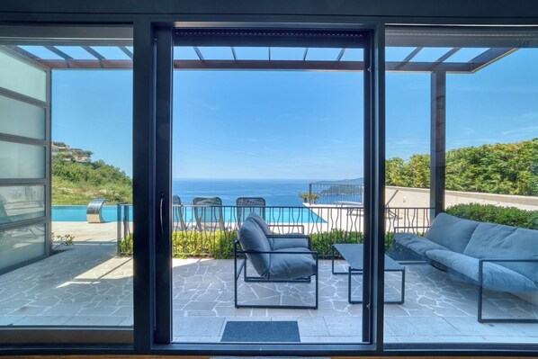 Apartamento superluxo, vista para o mar | Vista do quarto