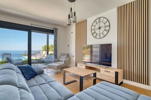 Apartamento de lujo, vistas al mar | Zona de estar | Televisión LCD de 45 pulgadas con canales por satélite