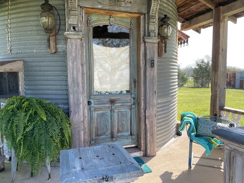 8 Minutes from Round Top!  Your Silo-Bration Destination
StoneHENge Silo #2