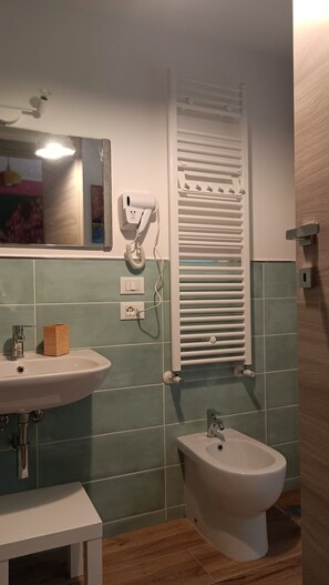Shower, eco-friendly toiletries, hair dryer, bidet - LANOCE excellent location, quiet area, well connected with the whole city. (Napoli)