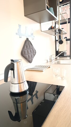 Kühlschrank, Herdplatte, Wasserkocher mit Kaffee-/Teezubehör
