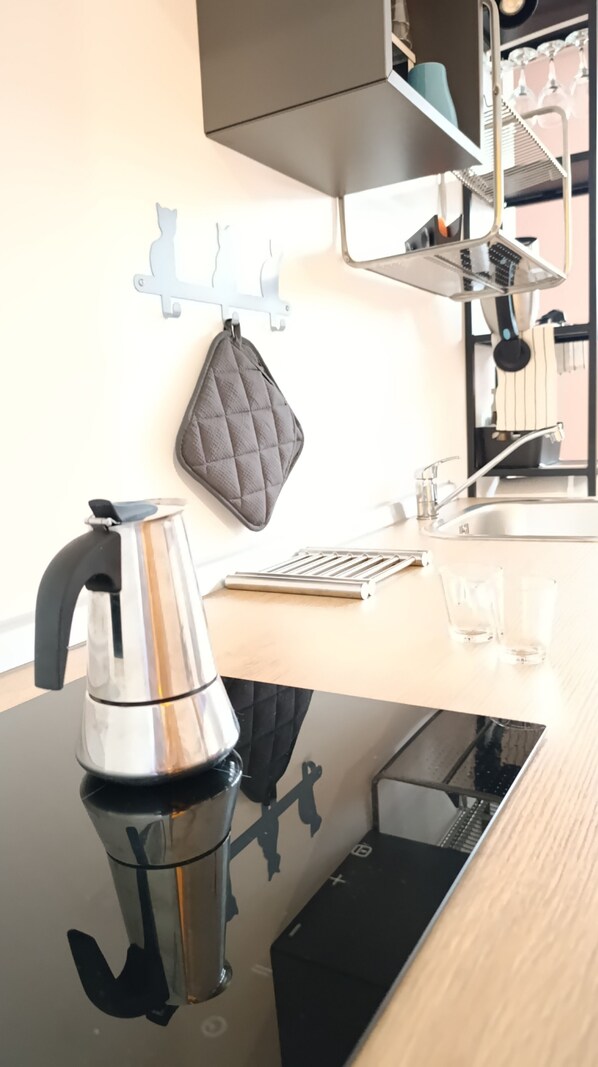 Réfrigérateur, plaque de cuisson, cafetière/bouilloire