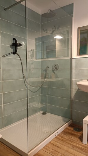 Dusj, miljøvennlige toalettsaker, hårføner og bidé