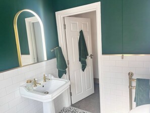 Ensemble baignoire-douche, baignoire profonde, séchoir à cheveux