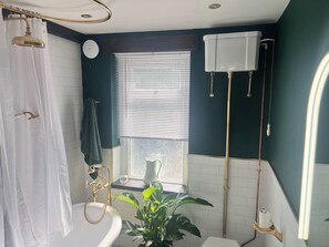 Ensemble baignoire-douche, baignoire profonde, séchoir à cheveux