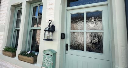 Historic Seaside Cottage - Sleeps 5 & Pets Ok