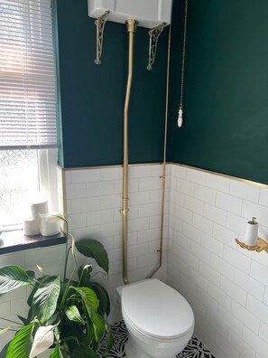 Ensemble baignoire-douche, baignoire profonde, séchoir à cheveux
