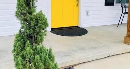 Central, Quiet Luxury Home in northeast TN. 3 Beds + Desks. King, Queen, Twin