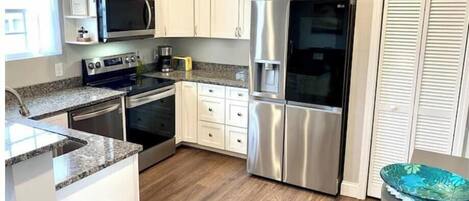 Four Ă micro-ondes, un four, surface de cuisson, lave-vaisselle